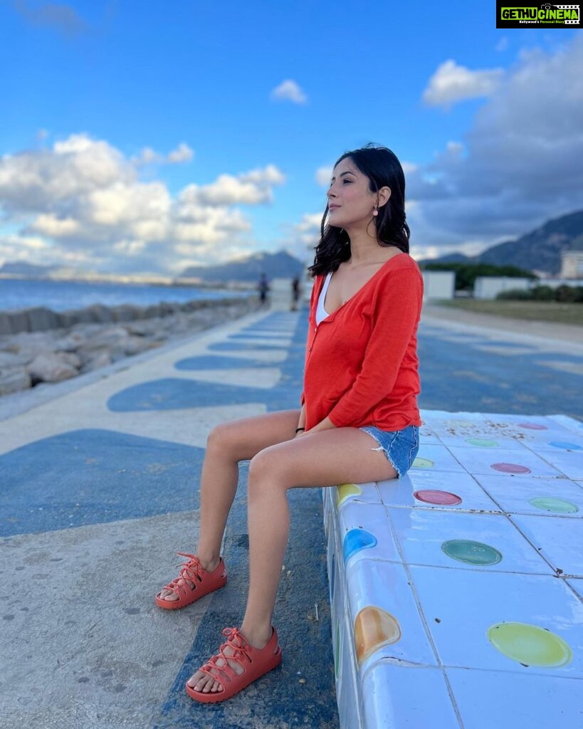 Shehnaaz Kaur Gill Instagram - By discovering nature, you discover yourself🌊 Sicily, Italy
