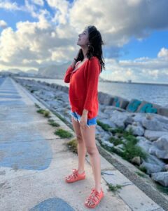 Shehnaaz Kaur Gill Instagram - By discovering nature, you discover yourself🌊