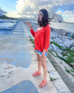 Shehnaaz Kaur Gill Instagram - By discovering nature, you discover yourself🌊