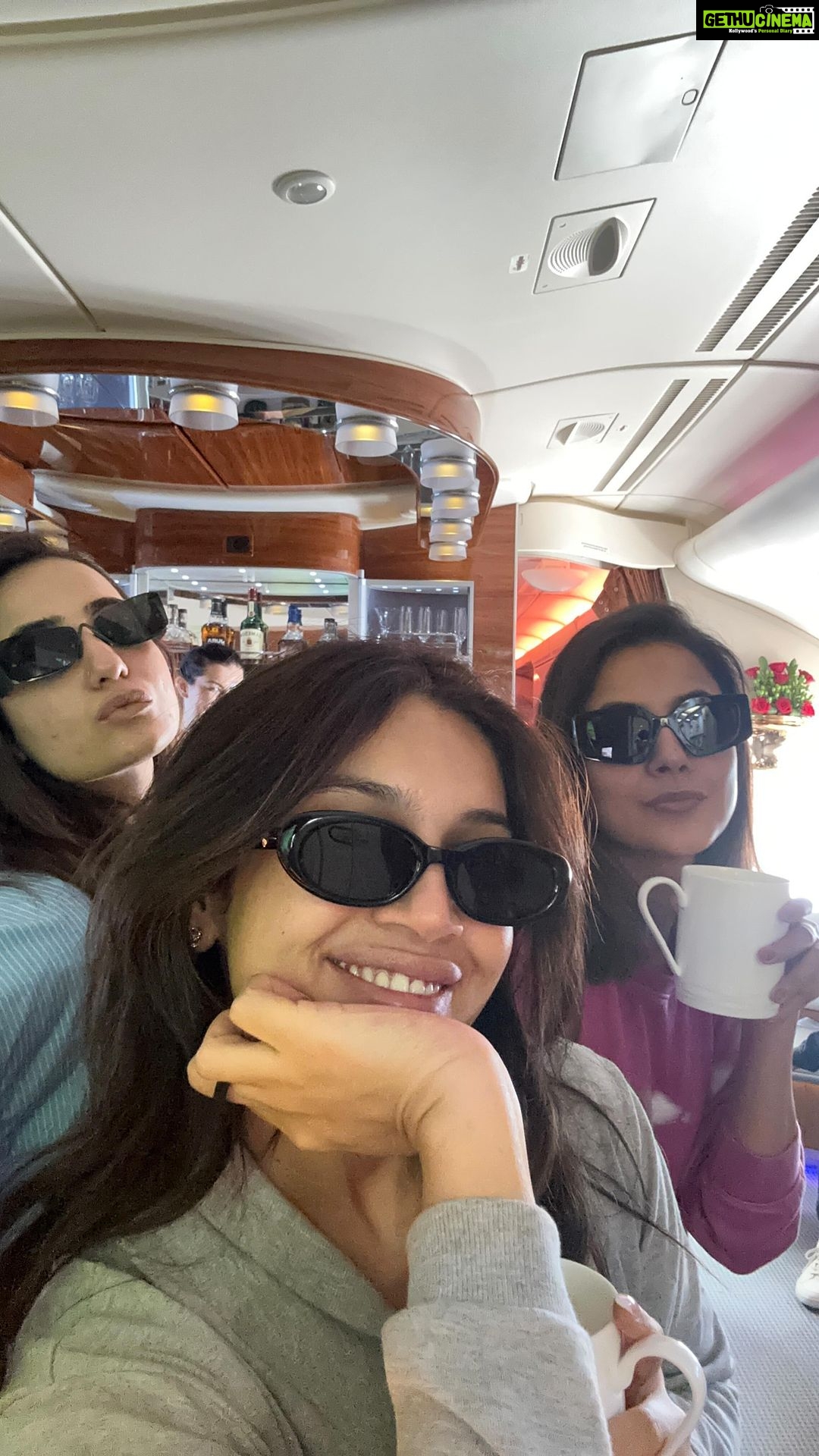 Shehnaaz Kaur Gill Instagram - Haanji? Kiddaaaaa ;) Plane mein bhi chain nahi hai - Toronto we are coming #AreYouReadyToCome Can’t wait to reunite with @dollysingh @shibani_bedi #thankyouforcoming #bhumipednekar #shehnaazgill #kushakapila