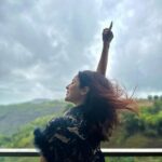 Shehnaaz Kaur Gill Instagram – They say nature is the best healer… ain’t nothing more satyavachan than this! ❤️
I’m enjoying garam pakora and ginger tea in this beautiful weather, how about you guys… 

📍 @skywatervilla