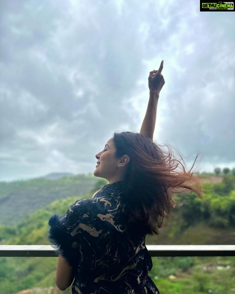Shehnaaz Kaur Gill Instagram - They say nature is the best healer… ain’t nothing more satyavachan than this! ❤️ I’m enjoying garam pakora and ginger tea in this beautiful weather, how about you guys… 📍 @skywatervilla