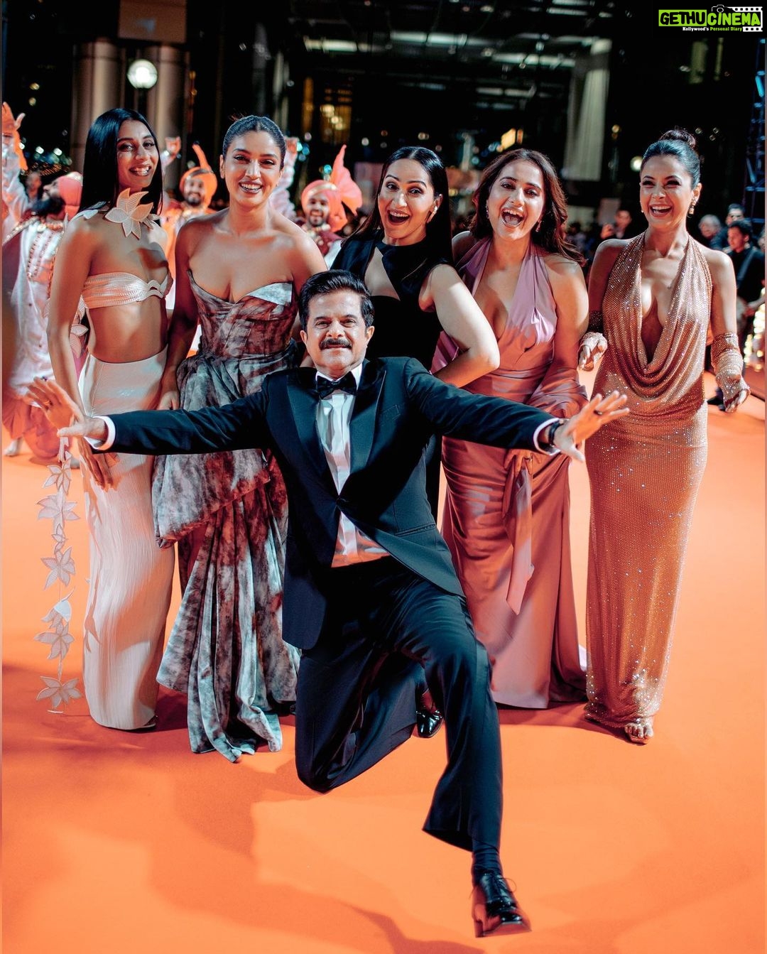 Shehnaaz Kaur Gill Instagram - Celebrating and taking it all in one breath at a time. This carpet, this air, this all feels so surreal. Sinking in all in. This magical international carpet premiering my film with a sold out show, it all feels nothing less than a dream. Ladies and gentlemen, boys and girls, a young naive girl from a small town in Punjab can come this far, then so can you… never give up on your dreams. Work the hardest when given the opportunity and no one can stop you from growing! Styled by - @rheakapoor @manishamelwani @devanshi.15 @abhilashatd Styling Team - @sim.ran_awayy @junni.khyriem @iambidipto_ @gypsy.girl.world @kasliwalriddhi @bhavnaaaaa.r @swityshinde @juhi.melwani @shubhangi.upadhyay2 Outfit - Custom @itrhofficial Jewellery - @hybajewels Heels- @aands_official HMUA - @shirleywuofficial TIFF Production: @Mediaworkss TIFF BTS: Photography & Video: @amritaroraphotography