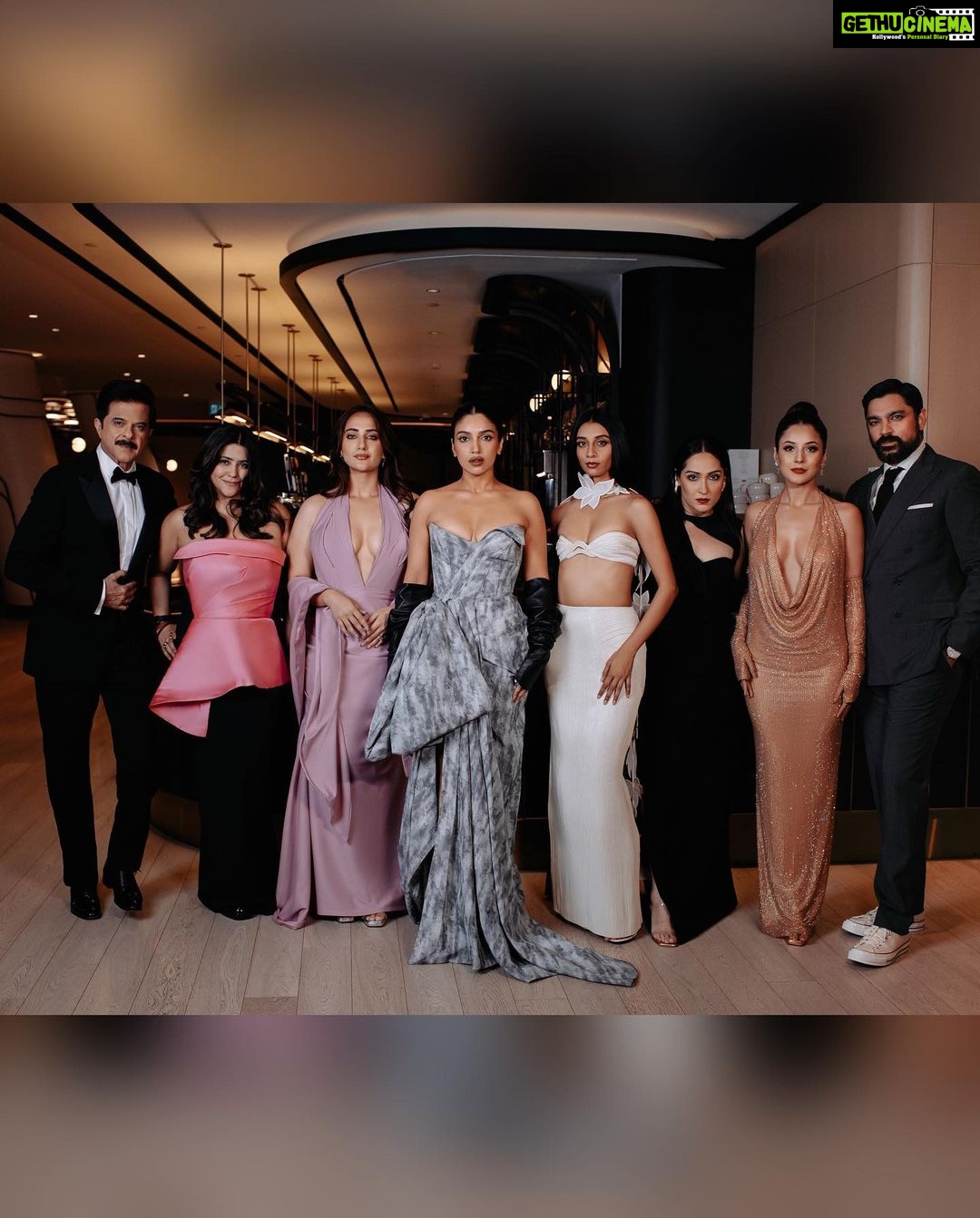 Shehnaaz Kaur Gill Instagram - Celebrating and taking it all in one breath at a time. This carpet, this air, this all feels so surreal. Sinking in all in. This magical international carpet premiering my film with a sold out show, it all feels nothing less than a dream. Ladies and gentlemen, boys and girls, a young naive girl from a small town in Punjab can come this far, then so can you… never give up on your dreams. Work the hardest when given the opportunity and no one can stop you from growing! Styled by - @rheakapoor @manishamelwani @devanshi.15 @abhilashatd Styling Team - @sim.ran_awayy @junni.khyriem @iambidipto_ @gypsy.girl.world @kasliwalriddhi @bhavnaaaaa.r @swityshinde @juhi.melwani @shubhangi.upadhyay2 Outfit - Custom @itrhofficial Jewellery - @hybajewels Heels- @aands_official HMUA - @shirleywuofficial TIFF Production: @Mediaworkss TIFF BTS: Photography & Video: @amritaroraphotography