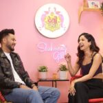 Shehnaaz Kaur Gill Instagram - In today’s another episode shot we had the current sensation @elvish_yadav gracing our show for promoting his upcoming song on @playdmfofficial is an absolute bundle of energy. Episodes dropping very soon on my YouTube channel. #DesiVibesWithShehnaazGill #elvishyadav #elvisharmy #shehnaazgill