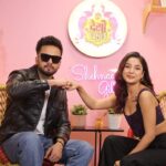 Shehnaaz Kaur Gill Instagram - In today’s another episode shot we had the current sensation @elvish_yadav gracing our show for promoting his upcoming song on @playdmfofficial is an absolute bundle of energy. Episodes dropping very soon on my YouTube channel. #DesiVibesWithShehnaazGill #elvishyadav #elvisharmy #shehnaazgill