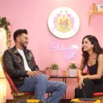 Shehnaaz Kaur Gill Instagram - In today’s another episode shot we had the current sensation @elvish_yadav gracing our show for promoting his upcoming song on @playdmfofficial is an absolute bundle of energy. Episodes dropping very soon on my YouTube channel. #DesiVibesWithShehnaazGill #elvishyadav #elvisharmy #shehnaazgill