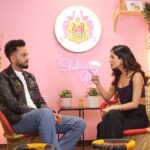 Shehnaaz Kaur Gill Instagram - In today’s another episode shot we had the current sensation @elvish_yadav gracing our show for promoting his upcoming song on @playdmfofficial is an absolute bundle of energy. Episodes dropping very soon on my YouTube channel. #DesiVibesWithShehnaazGill #elvishyadav #elvisharmy #shehnaazgill