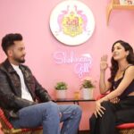 Shehnaaz Kaur Gill Instagram - In today’s another episode shot we had the current sensation @elvish_yadav gracing our show for promoting his upcoming song on @playdmfofficial is an absolute bundle of energy. Episodes dropping very soon on my YouTube channel. #DesiVibesWithShehnaazGill #elvishyadav #elvisharmy #shehnaazgill
