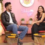 Shehnaaz Kaur Gill Instagram - In today’s another episode shot we had the current sensation @elvish_yadav gracing our show for promoting his upcoming song on @playdmfofficial is an absolute bundle of energy. Episodes dropping very soon on my YouTube channel. #DesiVibesWithShehnaazGill #elvishyadav #elvisharmy #shehnaazgill