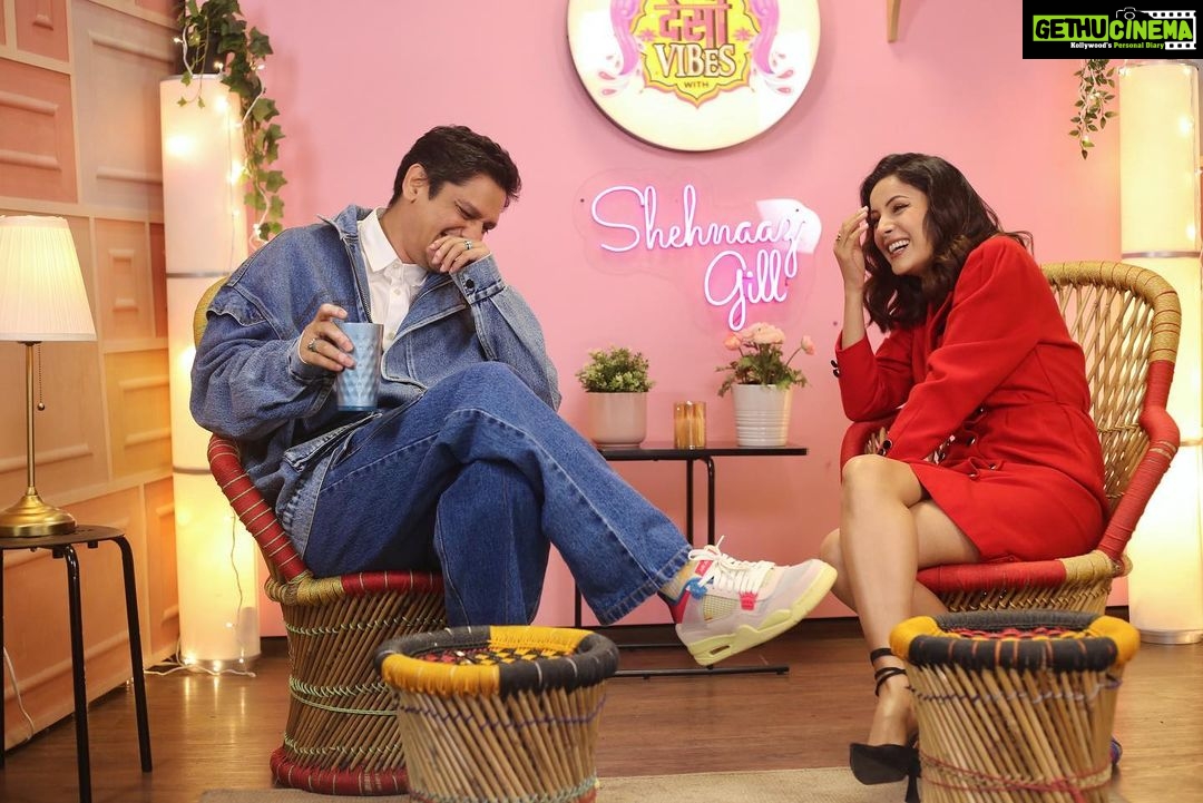 Shehnaaz Kaur Gill Instagram - Had the absolute and immense pleasure to host this wonderful actor @itsvijayvarma on my show. My mini bucket list of personalities I wanted to have on my show is slowly getting fulfilled. What an amazing episode we have shot, can’t wait for you all to watch it. #DesiVibesWithShehnaazGill Outfit: @thelocalvintage_ Stylist: @junni.khyriem MUA: @harishsalvimua Hair: @cheembabaljit2 Managed by: @kaushal_j Location @merakiistudioz