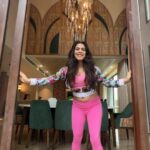 Shenaz Treasurywala Instagram - #collaboration I was surprised to see these luxury villas with an indoor swimming pool and private theatre and first class service in Dharamkot which is usually known for its hippie culture and hostels. @hyattregencydhm ❤️ All the luxury was nice but the staff here was what made this place extra special. They hosted me #ad #collab Dharamkot, Meclodganj