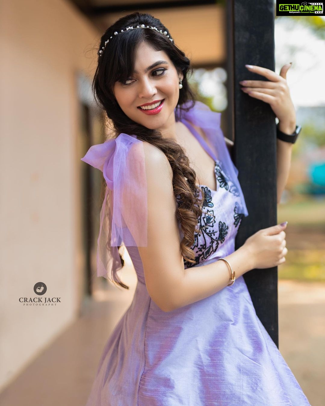 Sherin Instagram - That Prince Charming is a keeper! He looked for Cinderella everywhere and reunited her with her one true love, her shoes! Costume - @labelswarupa Makeup - @jiyamakeupartistry Hair - @purpleplusnagu Photographer- @crackjackphotography #sherin #cookwithcomali #cwc #cookuwithcomali #fashion #love #vijaytelevision