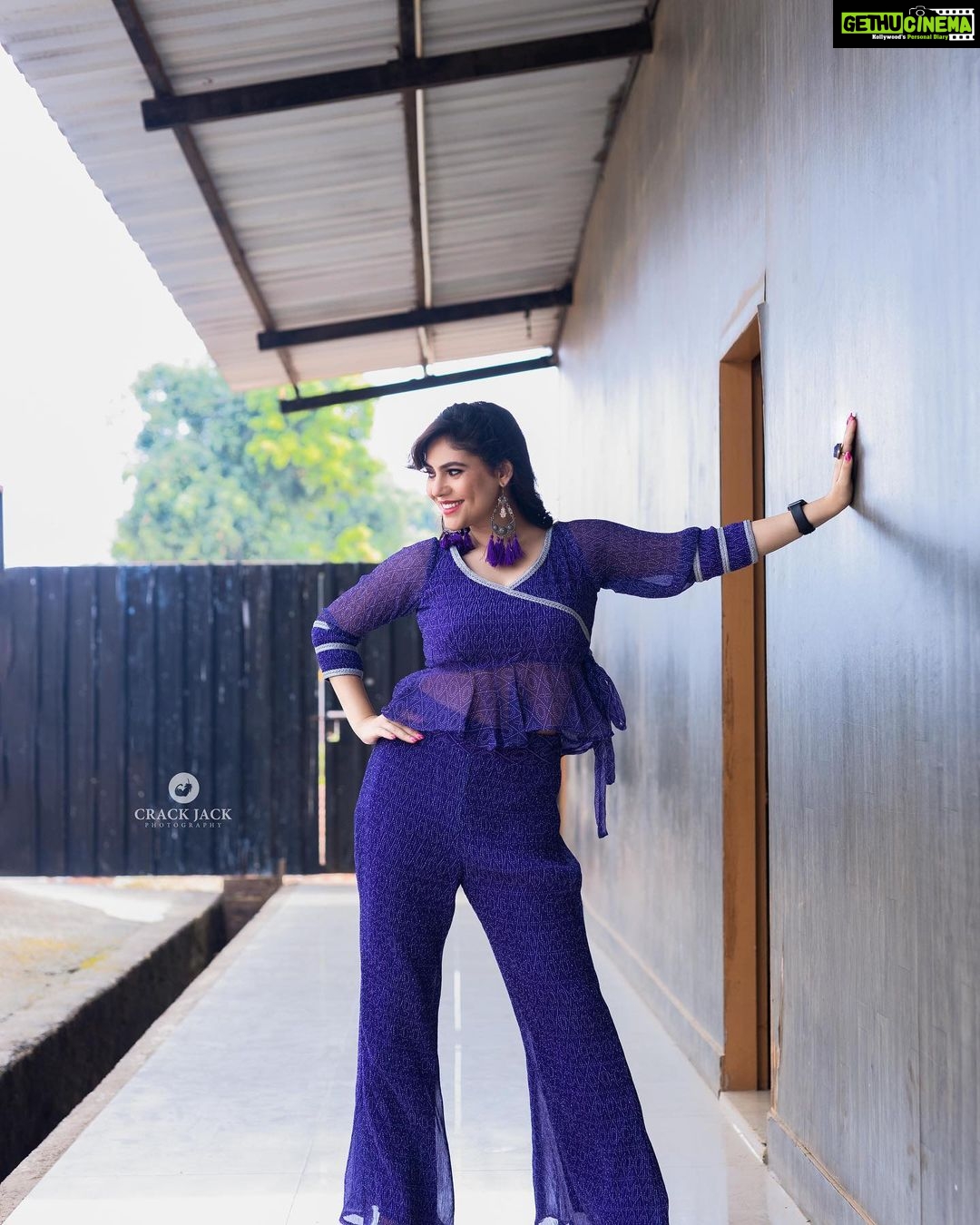 Sherin Instagram - *insert motivational quote here* π€π€π€π€ Costume - @labelswarupa Makeup and hair - @jiyamakeupartistry Photographer- @crackjackphotography #sherin #fashion #cookwithcomali #cookuwithcomali #food #vijaytv
