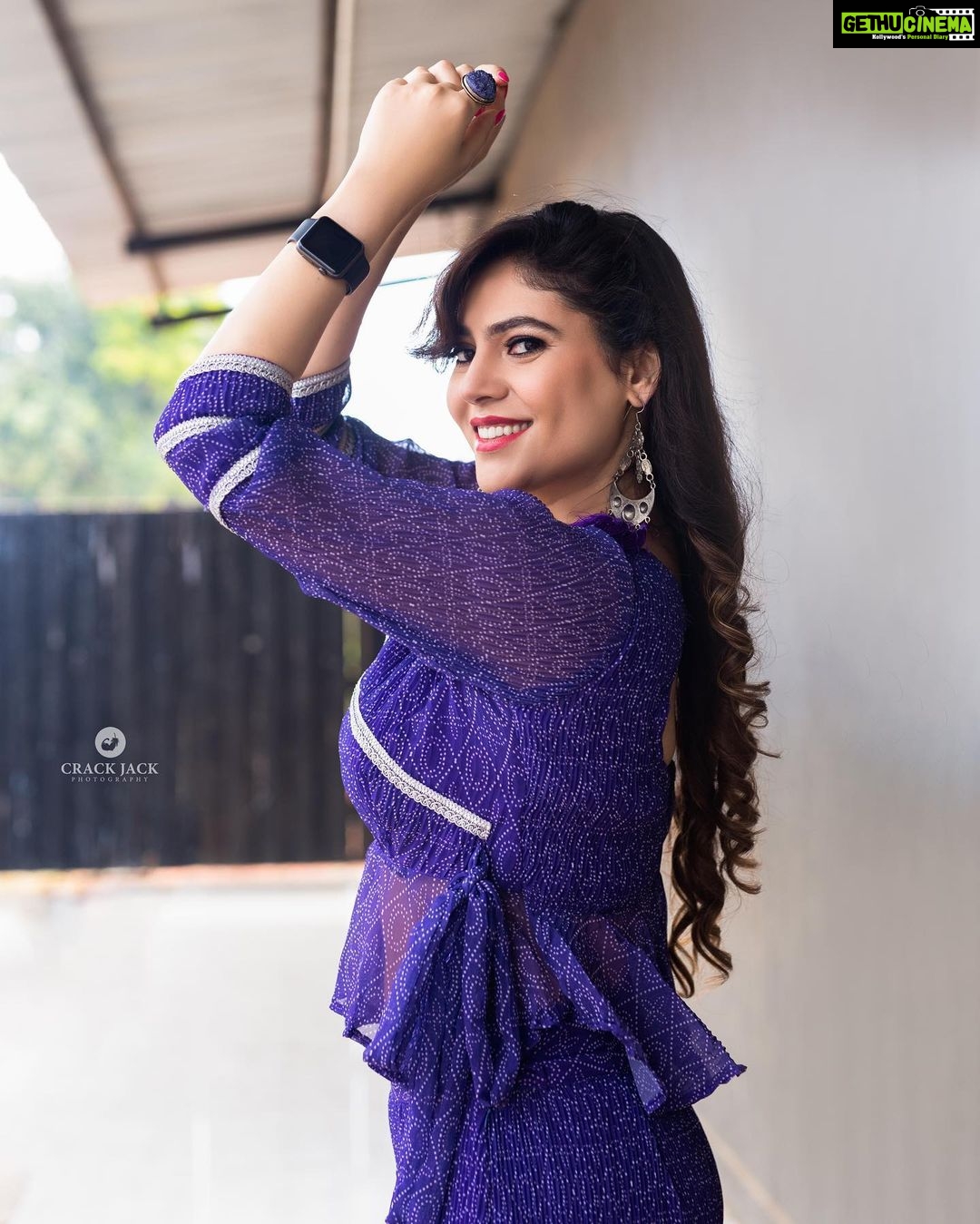 Sherin Instagram - *insert motivational quote here* π€π€π€π€ Costume - @labelswarupa Makeup and hair - @jiyamakeupartistry Photographer- @crackjackphotography #sherin #fashion #cookwithcomali #cookuwithcomali #food #vijaytv