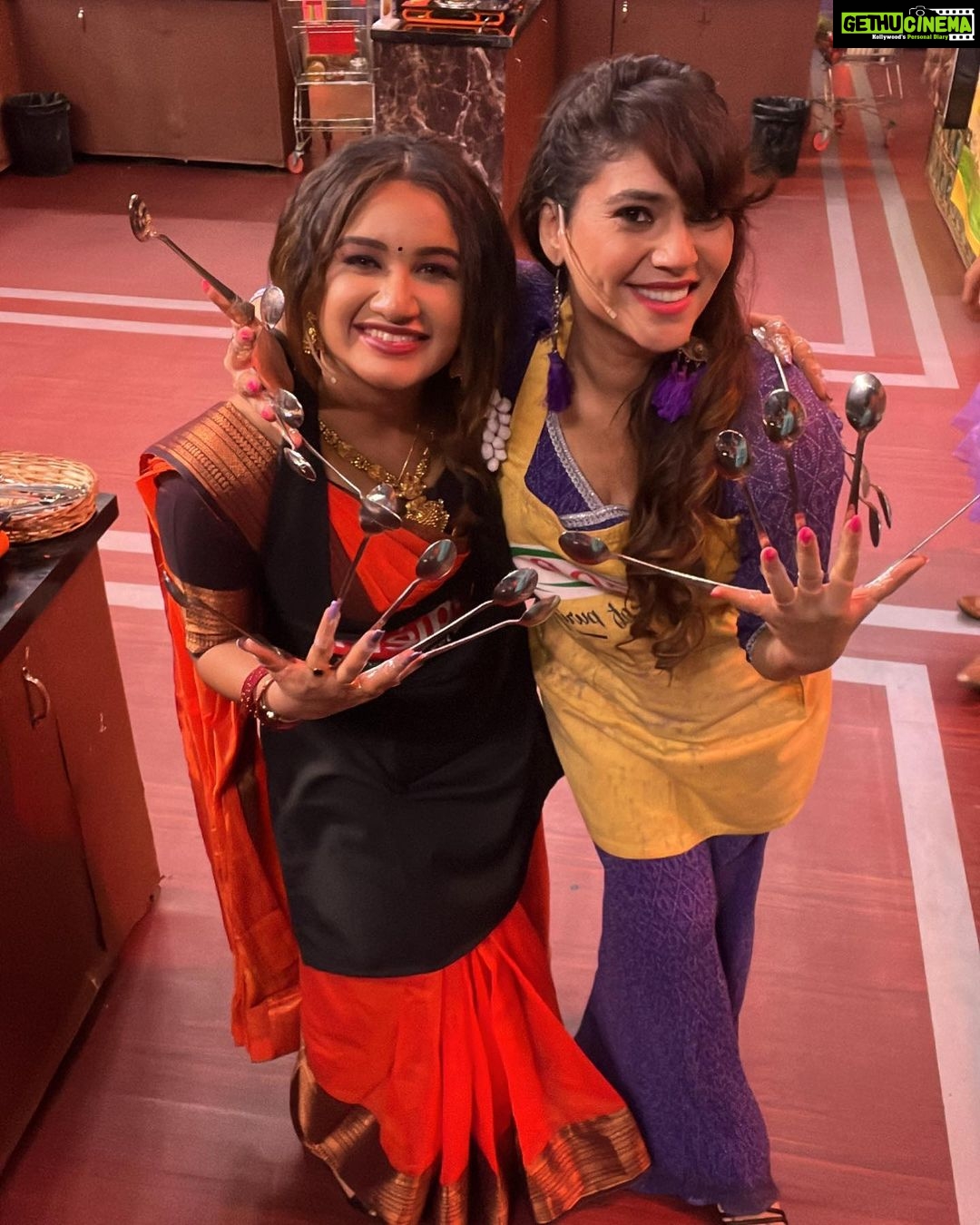 Sherin Instagram - Pudina is the new roses 😛 #sherin #cwc #cookwithcomali #cookuwithcomali #vijaytv