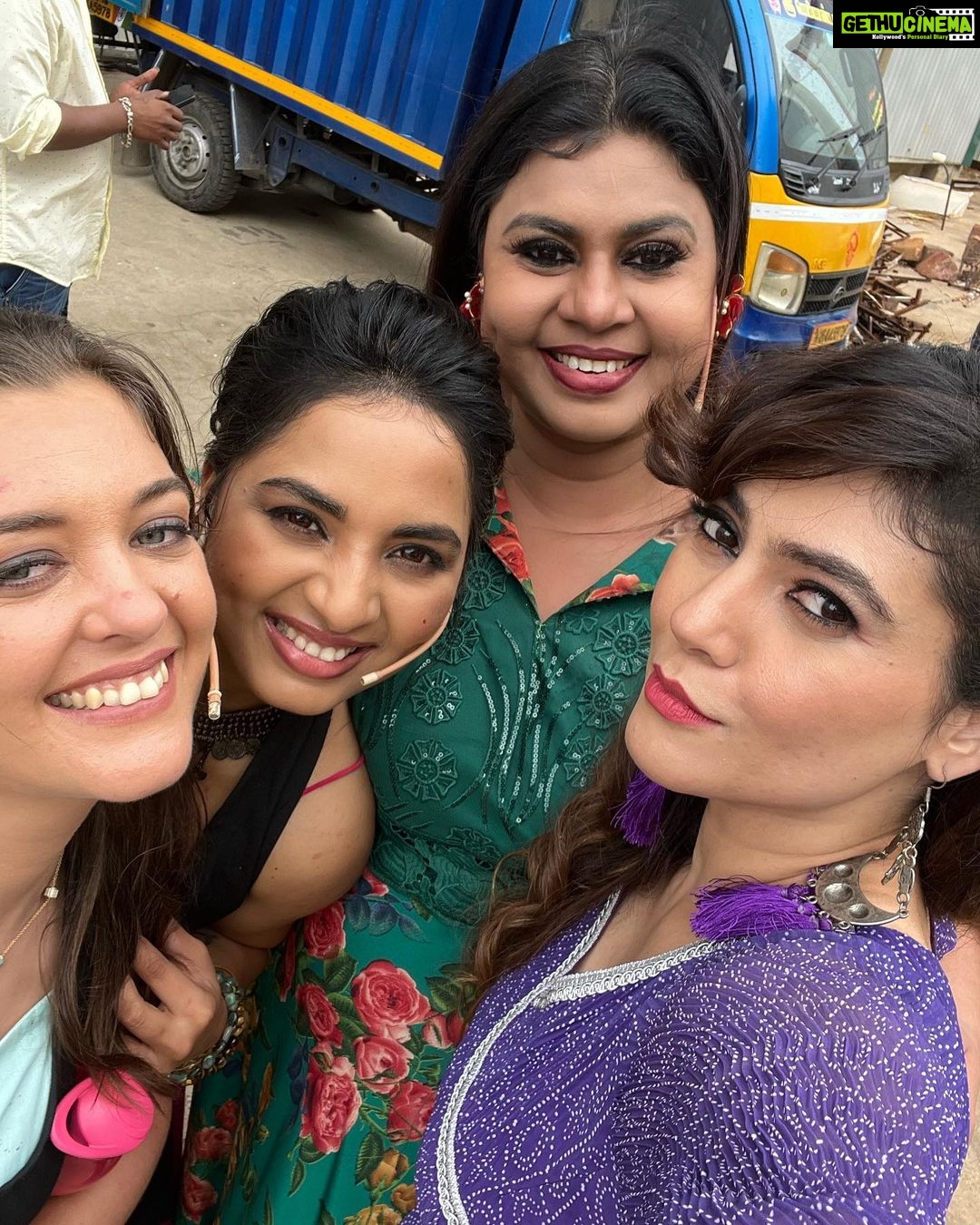 Sherin Instagram - Pudina is the new roses 😛 #sherin #cwc #cookwithcomali #cookuwithcomali #vijaytv