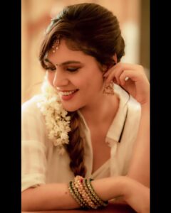 Sherin Instagram - Malipoo goes with everything! 

Photography - @camerasenthil
Makeup - @jiyamakeupartistry
Hair - @mani_stylist_
 organised by @rrajeshananda
#cwc #cwc4 #sherin #cookuwithcomali #cookwithcomali #white #malipoo