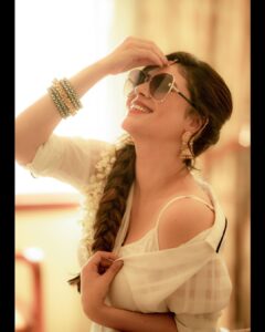 Sherin Instagram - Malipoo goes with everything! 

Photography - @camerasenthil
Makeup - @jiyamakeupartistry
Hair - @mani_stylist_
 organised by @rrajeshananda
#cwc #cwc4 #sherin #cookuwithcomali #cookwithcomali #white #malipoo