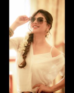 Sherin Instagram - Malipoo goes with everything! 

Photography - @camerasenthil
Makeup - @jiyamakeupartistry
Hair - @mani_stylist_
 organised by @rrajeshananda
#cwc #cwc4 #sherin #cookuwithcomali #cookwithcomali #white #malipoo