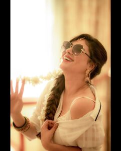 Sherin Instagram - Malipoo goes with everything! 

Photography - @camerasenthil
Makeup - @jiyamakeupartistry
Hair - @mani_stylist_
 organised by @rrajeshananda
#cwc #cwc4 #sherin #cookuwithcomali #cookwithcomali #white #malipoo