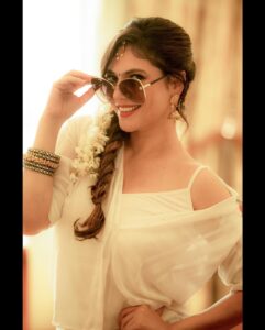 Sherin Instagram - Malipoo goes with everything! 

Photography - @camerasenthil
Makeup - @jiyamakeupartistry
Hair - @mani_stylist_
 organised by @rrajeshananda
#cwc #cwc4 #sherin #cookuwithcomali #cookwithcomali #white #malipoo