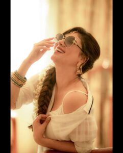 Sherin Instagram - Malipoo goes with everything! 

Photography - @camerasenthil
Makeup - @jiyamakeupartistry
Hair - @mani_stylist_
 organised by @rrajeshananda
#cwc #cwc4 #sherin #cookuwithcomali #cookwithcomali #white #malipoo