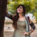 Sherin Instagram - Hello lovelies, how’s the weekend coming along? Make up and hair @kaviyaartistry_off Costumes @labelswarupa Photographer @crackjackphotography #cwc #cookuwithcomali #cookwithcomali #vijaytv #sherin #love #fashion