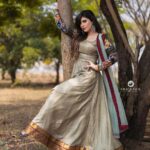 Sherin Instagram - Hello lovelies, how’s the weekend coming along? Make up and hair @kaviyaartistry_off Costumes @labelswarupa Photographer @crackjackphotography #cwc #cookuwithcomali #cookwithcomali #vijaytv #sherin #love #fashion