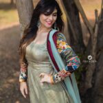 Sherin Instagram - Hello lovelies, how’s the weekend coming along? Make up and hair @kaviyaartistry_off Costumes @labelswarupa Photographer @crackjackphotography #cwc #cookuwithcomali #cookwithcomali #vijaytv #sherin #love #fashion