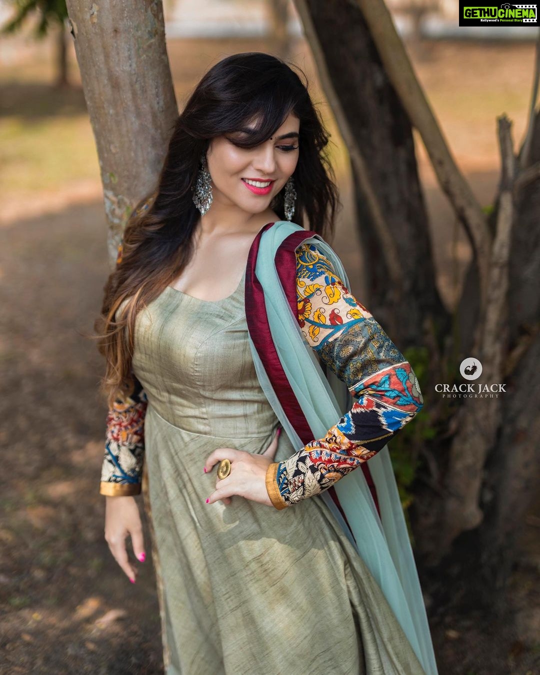 Sherin Instagram - Hello lovelies, how’s the weekend coming along? Make up and hair @kaviyaartistry_off Costumes @labelswarupa Photographer @crackjackphotography #cwc #cookuwithcomali #cookwithcomali #vijaytv #sherin #love #fashion