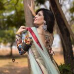 Sherin Instagram - Hello lovelies, how’s the weekend coming along? Make up and hair @kaviyaartistry_off Costumes @labelswarupa Photographer @crackjackphotography #cwc #cookuwithcomali #cookwithcomali #vijaytv #sherin #love #fashion