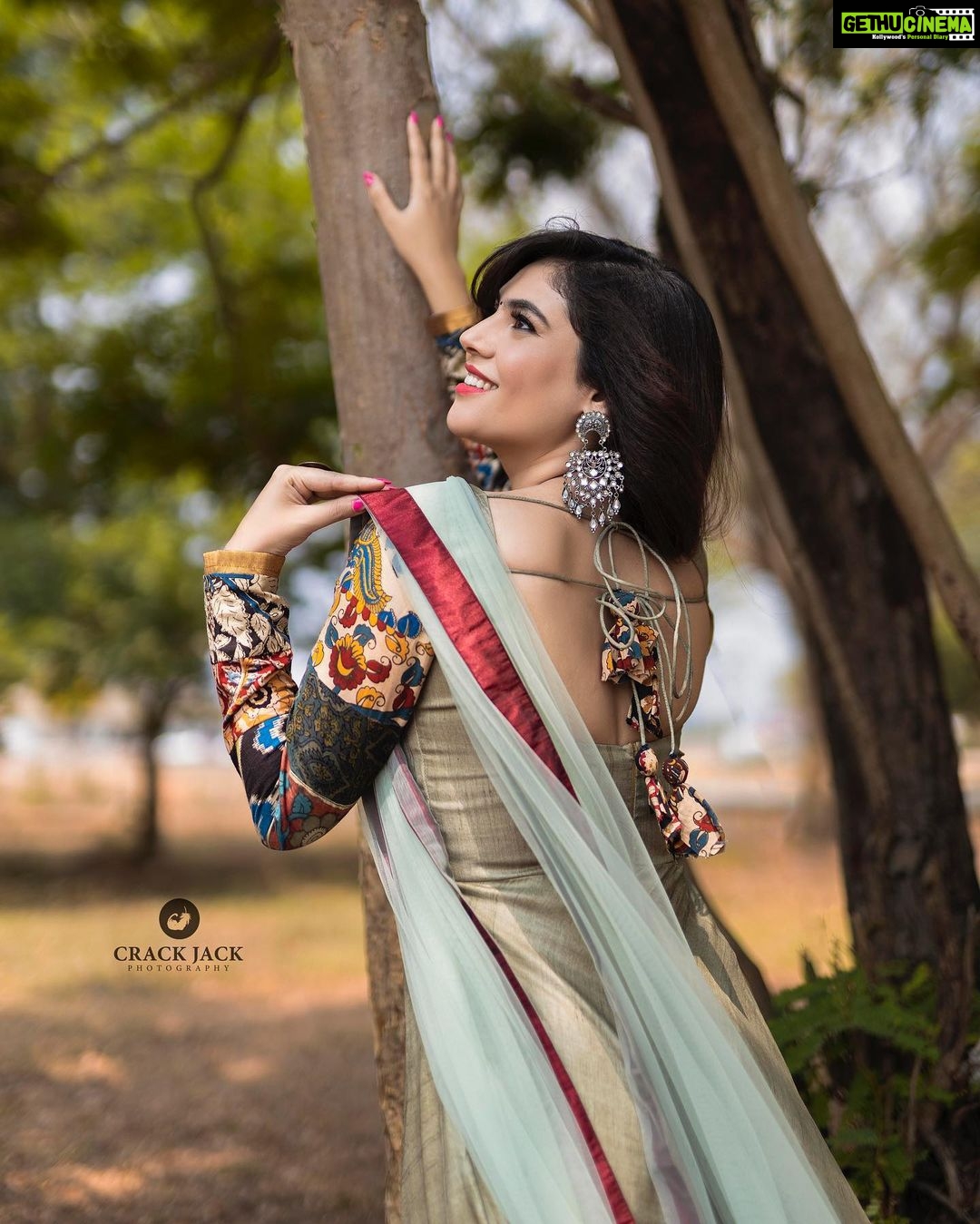 Sherin Instagram - Hello lovelies, how’s the weekend coming along? Make up and hair @kaviyaartistry_off Costumes @labelswarupa Photographer @crackjackphotography #cwc #cookuwithcomali #cookwithcomali #vijaytv #sherin #love #fashion