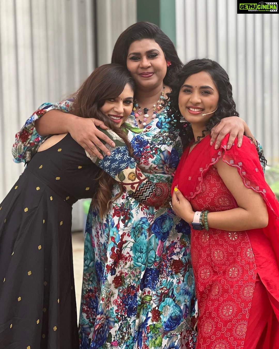 Sherin Instagram - The fam! 🖤🖤 #cwc4 #sherin
