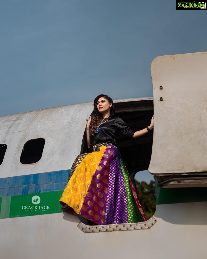 Sherin Instagram - There were, in fact, snakes on this plane 😓 Photographer - @crackjackphotography Costumes - @labelswarupa Makeup - @jiyamakeupartistry Hair - @mani_stylist_ Jewellery - @rajianand #sherin #cookwithcomali #cookuwithcomali #vijaytv #fashion #styling #travel #love #cooking EVP Film City