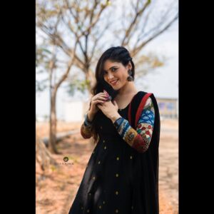 Sherin Instagram - 🖤🖤
Designer - @labelswarupa 
Makeup and hair - @kaviyaartistry_off 
Photographer - @crackjackphotography 
Jewellery - @original_narayanapearls 
#sherin #love #salwar #ethnicwear #cookwithcomali #cookuwithcomali #cwc4 #cookwithcomali4 #vijaytv