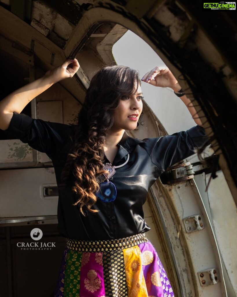 Sherin Instagram - There were, in fact, snakes on this plane 😓 Photographer - @crackjackphotography Costumes - @labelswarupa Makeup - @jiyamakeupartistry Hair - @mani_stylist_ Jewellery - @rajianand #sherin #cookwithcomali #cookuwithcomali #vijaytv #fashion #styling #travel #love #cooking EVP Film City