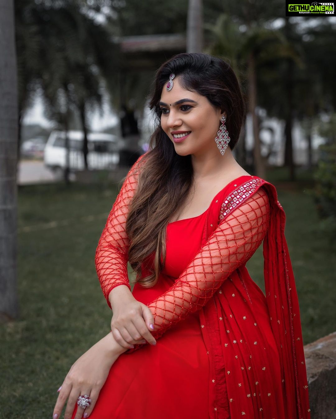 Sherin Instagram - love is insane! Imagine picking one person out of the millions of people and saying ‘everything my heart feels from now on, it feels for you. It skips a beat for you, aches for you, flutters for you and it breaks for you’ Love is not perfect, it’s chaotic at best! I wish each and everyone of you will find love that will make you question your reality, love that consumes you and love that gives you a million breathless moments. If you already have it, do not let it go and if you have had it and lost it, you know how the old saying goes - it’s better to have loved and lost, than to never have loved at all. Happy Valentine’s Day! Photographer - @crackjackphotography Designer - @labelswarupa Makeup and hair - @kaviyaartistry_off Earrings - @original_narayanapearls #cookuwithcomali #cwc #tamil #cooking #red #salwarsuits