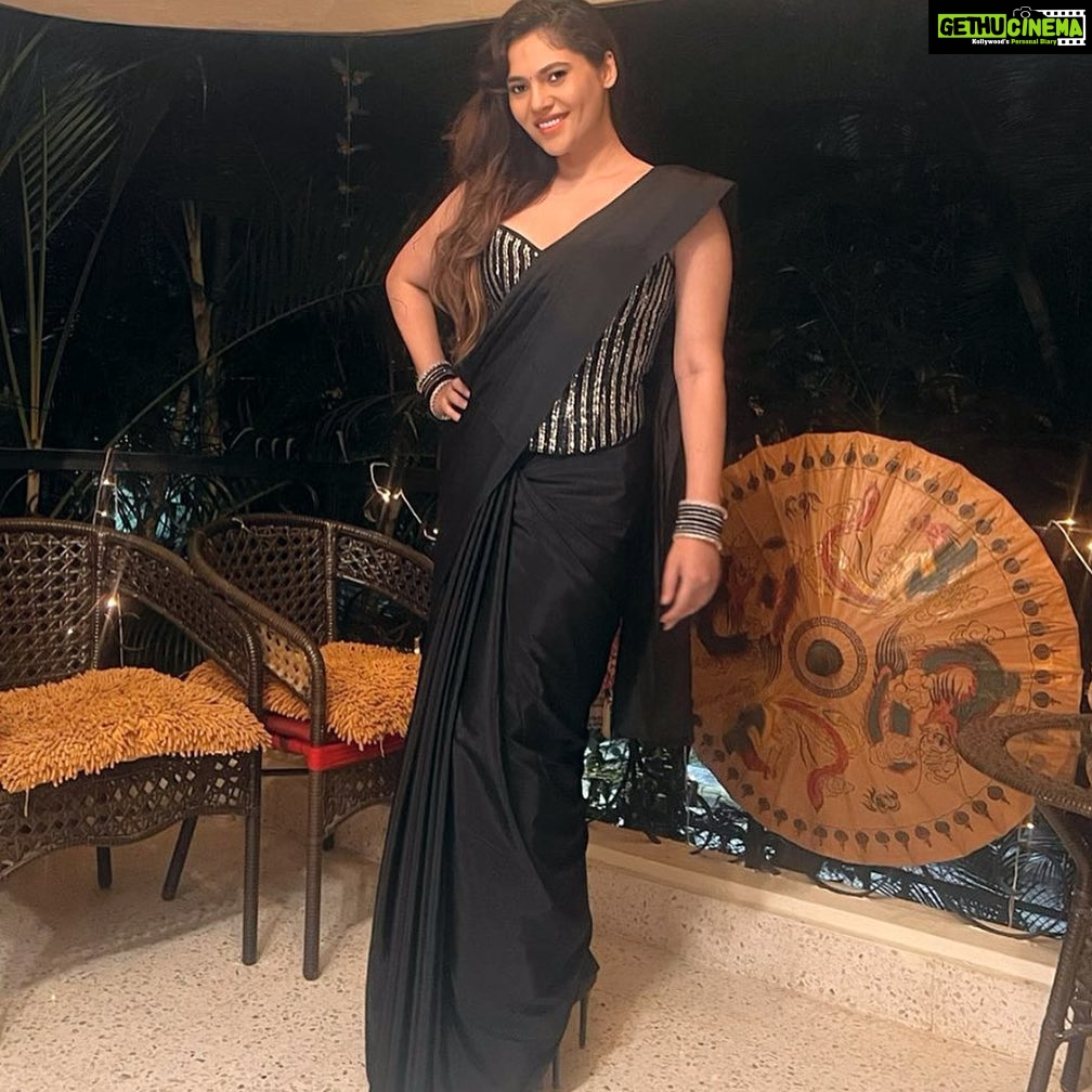 Sherin Instagram - Black saree or dress? #dress #saree #black #sherin #biggbosstamil