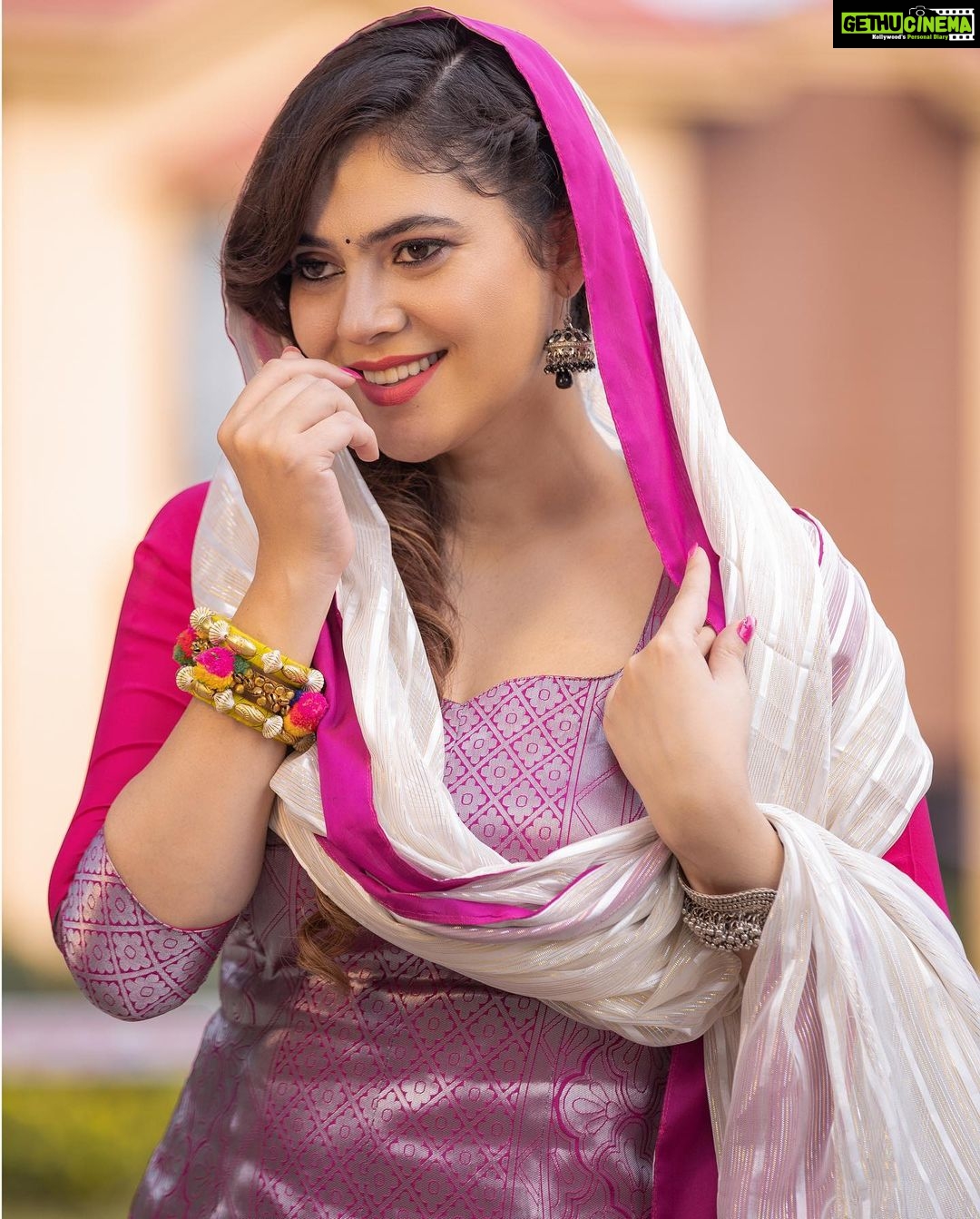 Sherin Instagram - Wishing you a happy and blessed Eid al-Fitr. Eid Mubarak #sherin #eidmubarak