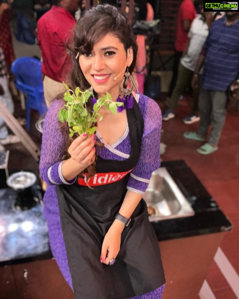 Sherin Instagram - Pudina is the new roses 😛 #sherin #cwc #cookwithcomali #cookuwithcomali #vijaytv