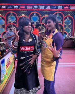 Sherin Instagram - Who wore it better? My vote for @vijaytvpugazh 
#cwc #cookwithcomali #cookuwithcomali #pugazh #sherin