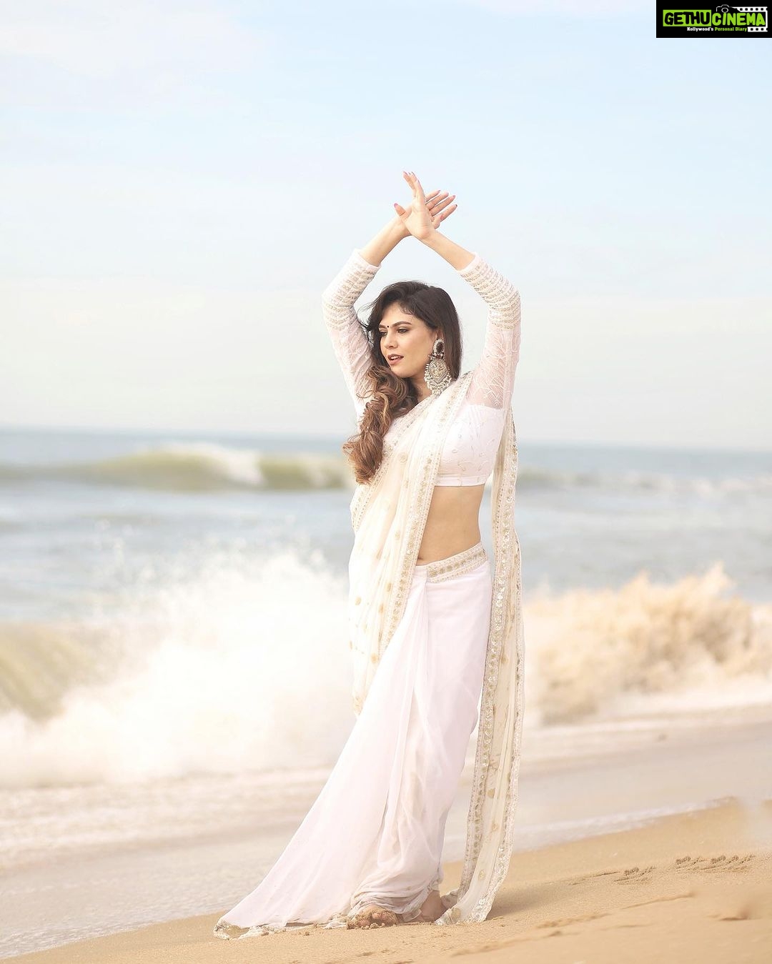 Sherin Instagram - Which song goes well with these pictures? Costumes - @labelswarupa Makeup - @jiyamakeupartistry Hair - @mani_stylist_ Camera - @sat_narain @shotsbyuv @sakthi_fpv @sasi_raaja_thetravelaficionado #sherin #white #saree #cookwithcomali #love Chennai, India
