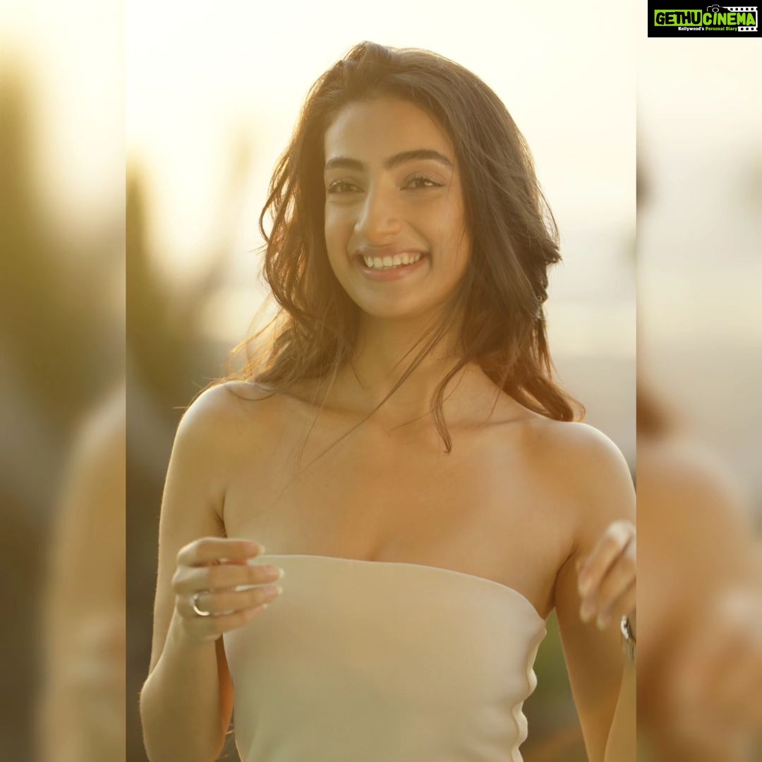 Sherlin Seth Instagram - 🌼✨🍀 . 📸 @rupalisaagarphotography @pravintalan 📍 @the_artofvisuals . . . . #sherlinseth #sunkissed #sunset #tamilsongs #tamilactress #bollywoodmovies #bollywood #goldenhour #explorepage #explore #forthegram #forme #foryou #whitedress Mumbai - मुंबई