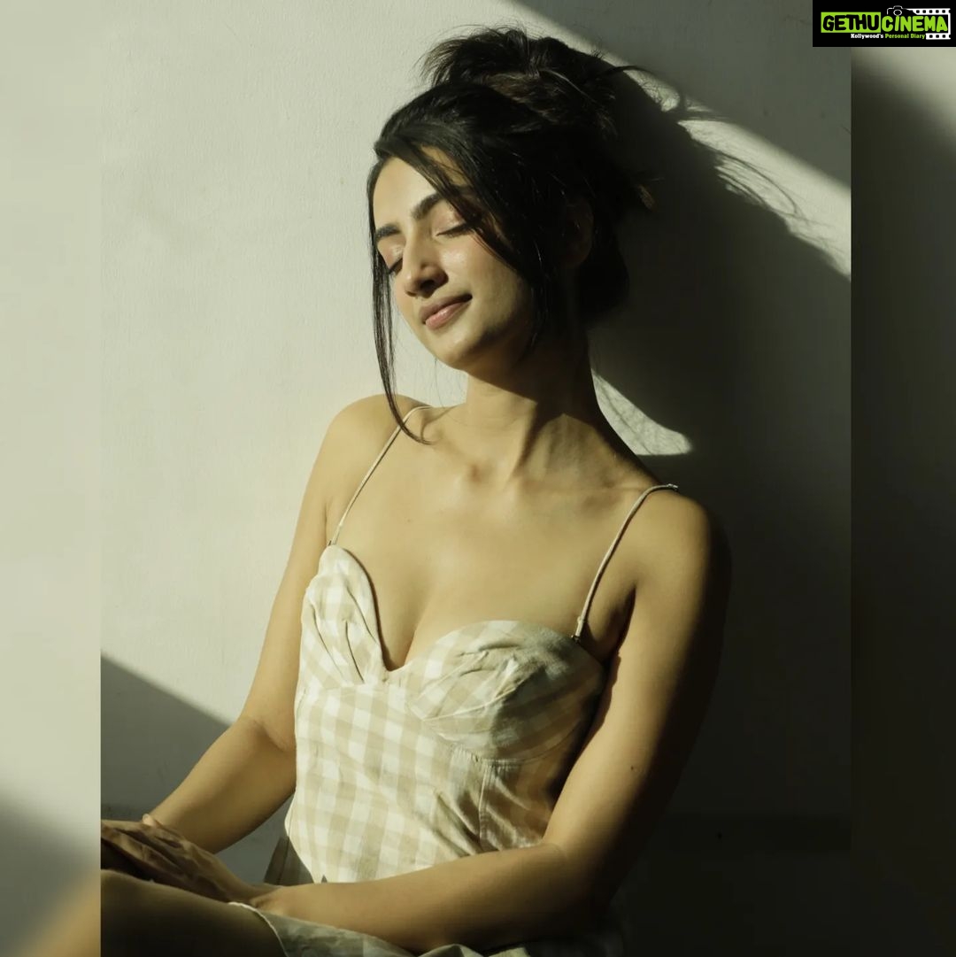 Sherlin Seth Instagram - Nonchalant 🍀 . 📸 @pravintalan @rupalisaagarphotography 📍@the_artofvisuals . . . . . . . #sherlinseth #mumbai #explorepage #explore #forthegram #foryou #forme #bollywood #tamilactress #comfort #beige #browneyes #sunkissed