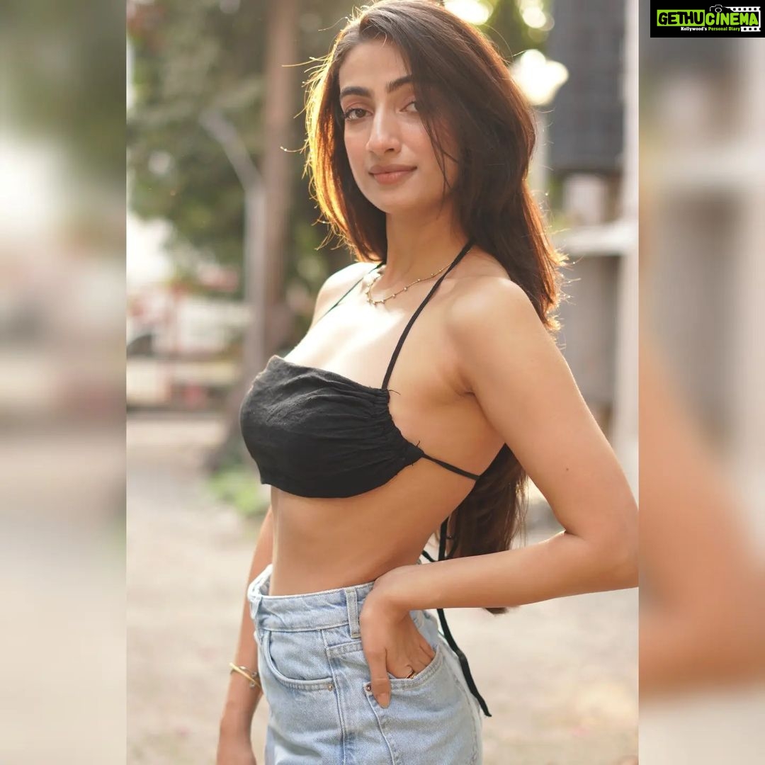 Sherlin Seth Instagram - ☀️🤍🍀 . 📸 @haranish.hrf . . . #sunkissed #explorepage #fitness #explore #forme #foryou #denimskirt #sherlinseth