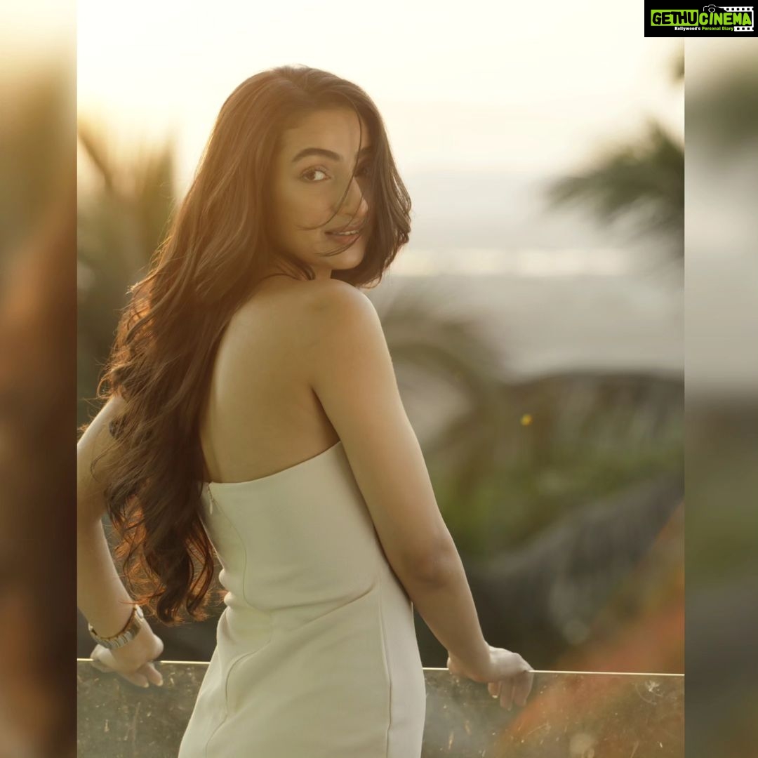 Sherlin Seth Instagram - 🌼✨🍀 . 📸 @rupalisaagarphotography @pravintalan 📍 @the_artofvisuals . . . . #sherlinseth #sunkissed #sunset #tamilsongs #tamilactress #bollywoodmovies #bollywood #goldenhour #explorepage #explore #forthegram #forme #foryou #whitedress Mumbai - मुंबई