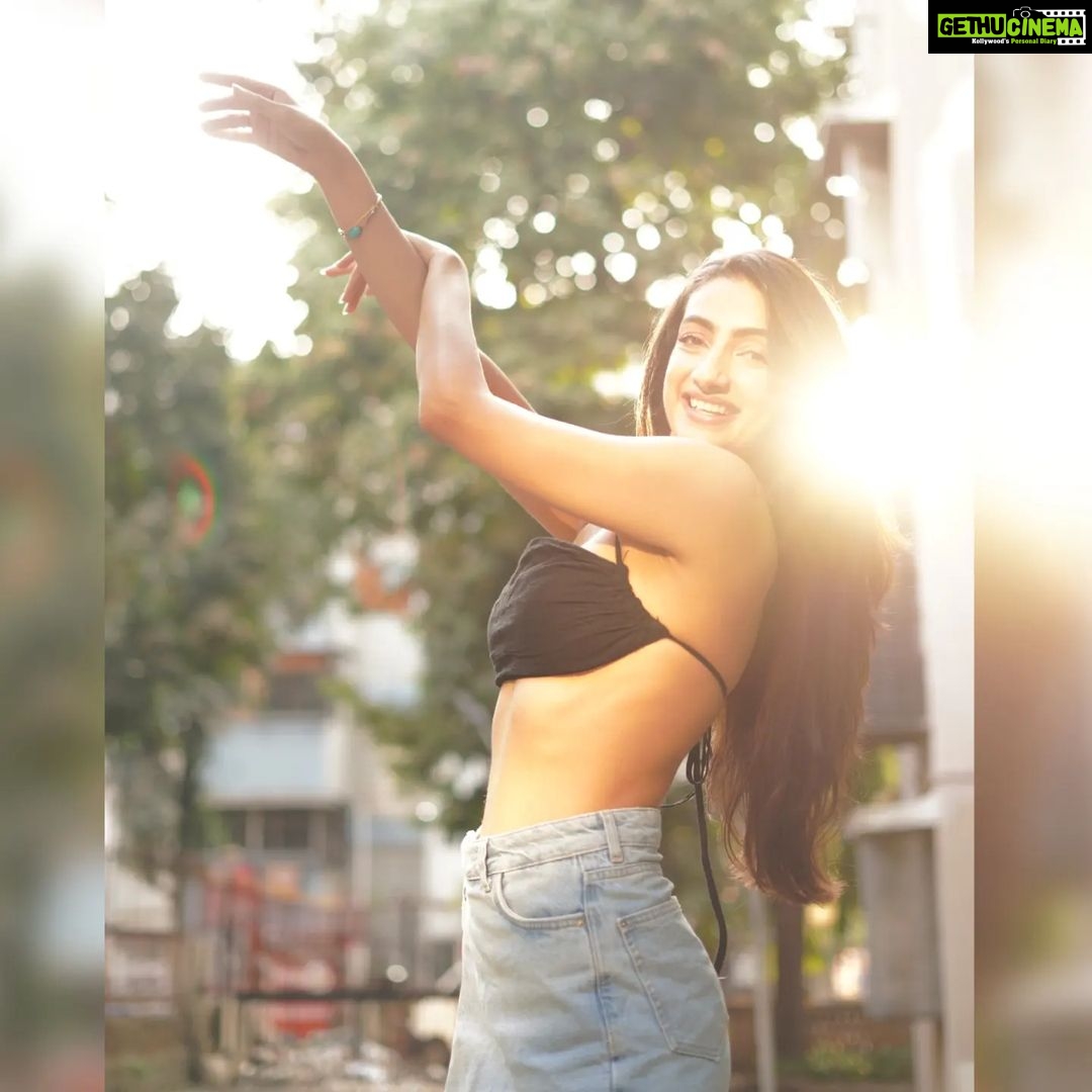 Sherlin Seth Instagram - ☀️🤍🍀 . 📸 @haranish.hrf . . . #sunkissed #explorepage #fitness #explore #forme #foryou #denimskirt #sherlinseth