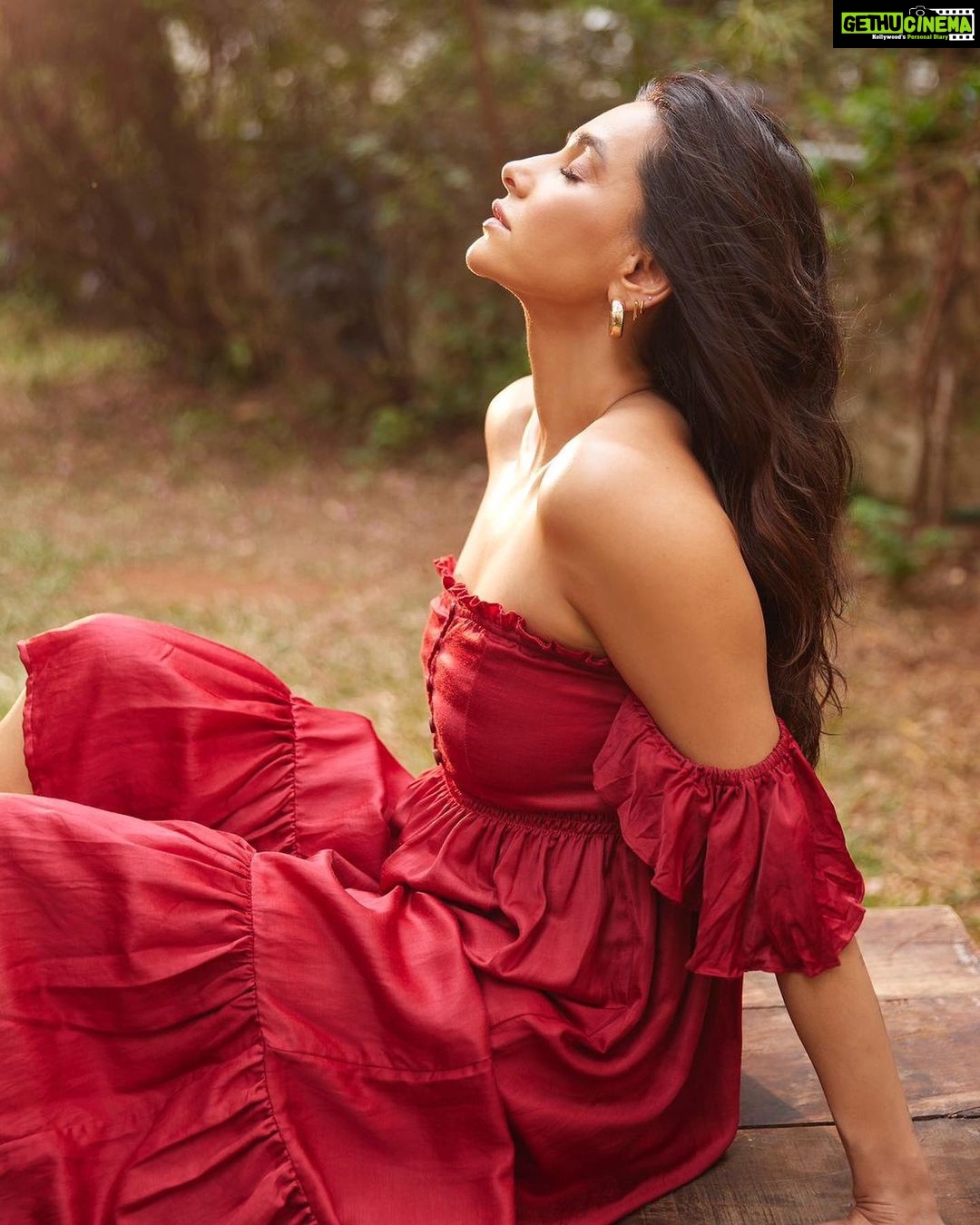 Shibani Dandekar Instagram - Finally here! Summer ready with @shoparzbyarzoo by @arzookarnani Loving every piece in this collection 🤍💫 shot by @abheetgidwani makeup @inherchair hair @azima_toppo