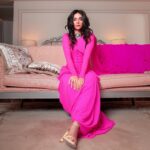 Shibani Dandekar Instagram - Rani vibes in this @houseofmasaba beauty @masabagupta 👛 jewels by @curiocottagejewelry photo by @johneapenphotography @palazzoversacedubai makeup @spotless.vanity hair @_munira_hair_makeup